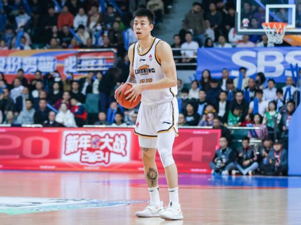 屋漏偏逢連夜雨！張鎮(zhèn)麟7中1僅得2分2板4助 末節(jié)受傷離場(chǎng)