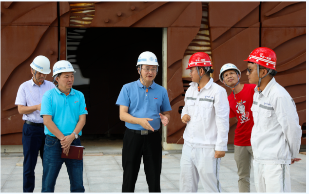 歡迎三沙市市委常委，市長鄧忠蒞臨我司承接的三沙廣場項(xiàng)目，三沙文體館項(xiàng)目現(xiàn)場調(diào)研并指導(dǎo)